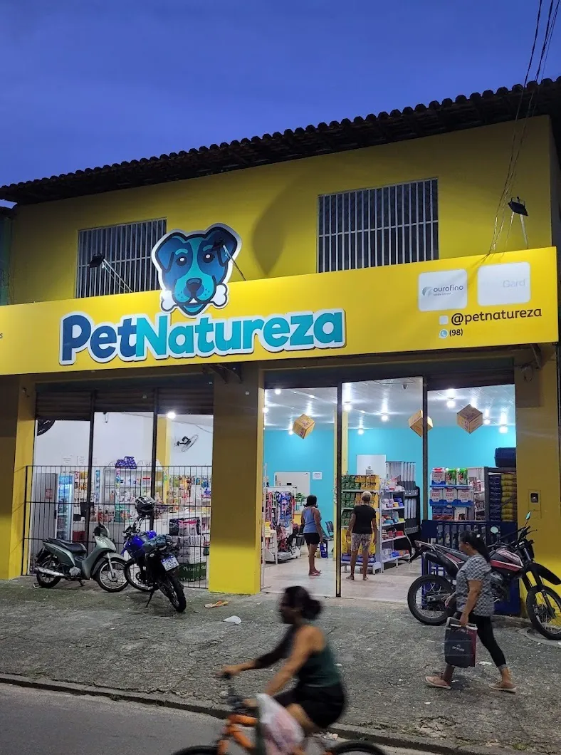 Fachada amarela da Pet Natureza com o letreiro e o cachorro do logotipo