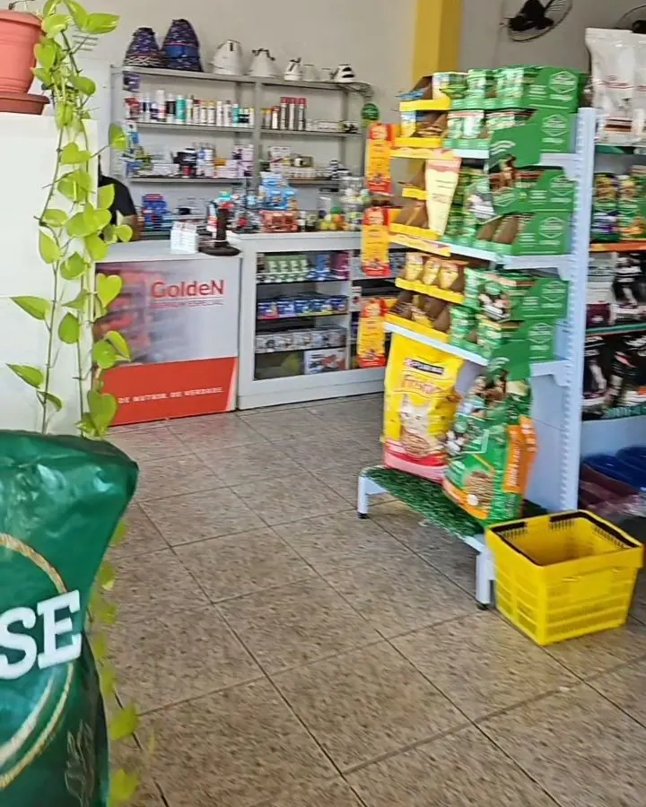 Corredor da loja com prateleiras de rações e acessórios