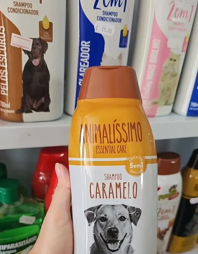 Shampoo para cães na prateleira da farmácia pet